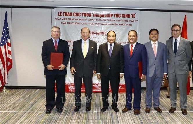 Trong ảnh: Thủ tướng Nguyễn Xuân Phúc và Bộ trưởng Thương mại Hoa Kỳ Wilbur Ross chứng kiến lễ trao văn kiện thoả thuận về hợp tác thương mại và đầu tư, trong chuyến thăm chính thức Hoa Kỳ từ 29 - 31/5/2017. Ảnh: Thống Nhất – TTXVN