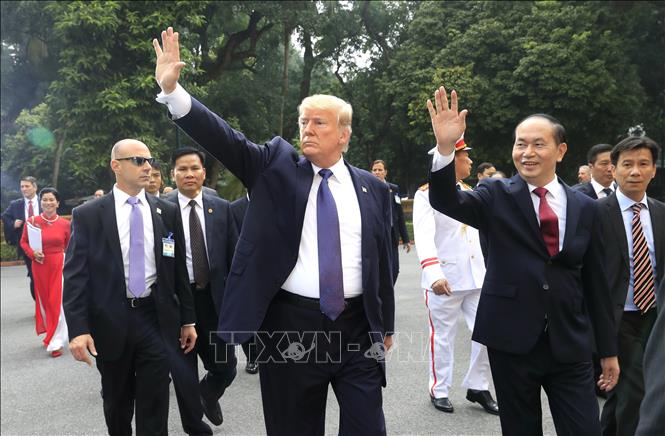Trong ảnh: Chủ tịch nước Trần Đại Quang đón Tổng thống Hoa Kỳ Donald Trump thăm cấp Nhà nước tới Việt Nam và dự Hội nghị Cấp cao APEC 2017 từ 11 – 12/11/2017. Việt Nam là quốc gia Đông Nam Á đầu tiên mà Tổng thống Donald Trump đến thăm ngay trong năm đầu tiên của nhiệm kỳ. Việc Tổng thống Donald Trump đến thăm Việt Nam ngay từ rất sớm một mặt thể hiện sự coi trọng của Hoa Kỳ với mối quan hệ với Việt Nam, mặt khác, sẽ thuận lợi hơn trong việc triển khai những thỏa thuận mà 2 bên đã đạt được trong những năm còn lại. Ảnh: Nhan Sáng - TTXVN
