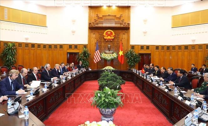 Trong ảnh: Thủ tướng Nguyễn Xuân Phúc hội kiến Tổng thống Hoa Kỳ Donald Trump thăm cấp Nhà nước tới Việt Nam và dự Hội nghị Cấp cao APEC 2017 trong 2 ngày 11 - 12/11/2017. Việt Nam là quốc gia Đông Nam Á đầu tiên mà Tổng thống Donald Trump đến thăm ngay trong năm đầu tiên của nhiệm kỳ. Việc Tổng thống Donald Trump đến thăm Việt Nam ngay từ rất sớm một mặt thể hiện sự coi trọng của Hoa Kỳ với mối quan hệ với Việt Nam, mặt khác, sẽ thuận lợi hơn trong việc triển khai những thỏa thuận mà 2 bên đã đạt được trong những năm còn lại. Ảnh: Thống Nhất – TTXVN