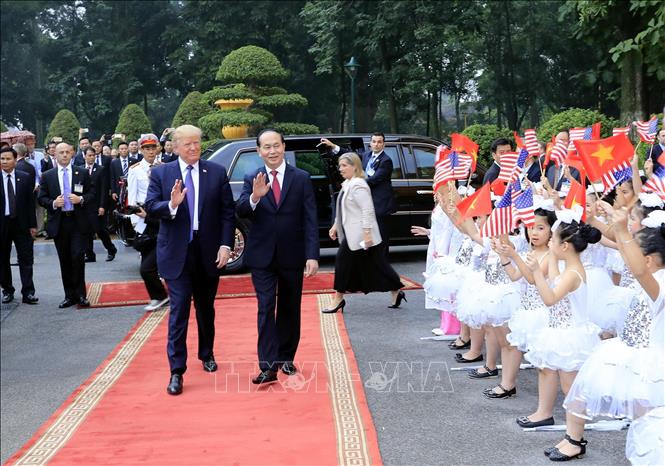 Trong ảnh: Chủ tịch nước Trần Đại Quang đón Tổng thống Hoa Kỳ Donald J. Trump thăm cấp Nhà nước tới Việt Nam và dự Hội nghị Cấp cao APEC 2017 từ 11 – 12/11/2017. Việt Nam là quốc gia Đông Nam Á đầu tiên mà Tổng thống Donald Trump đến thăm ngay trong năm đầu tiên của nhiệm kỳ. Việc Tổng thống Donald Trump đến thăm Việt Nam ngay từ rất sớm một mặt thể hiện sự coi trọng của Hoa Kỳ với mối quan hệ với Việt Nam, mặt khác, sẽ thuận lợi hơn trong việc triển khai những thỏa thuận mà 2 bên đã đạt được trong những năm còn lại. Ảnh: Nhan Sáng - TTXVN