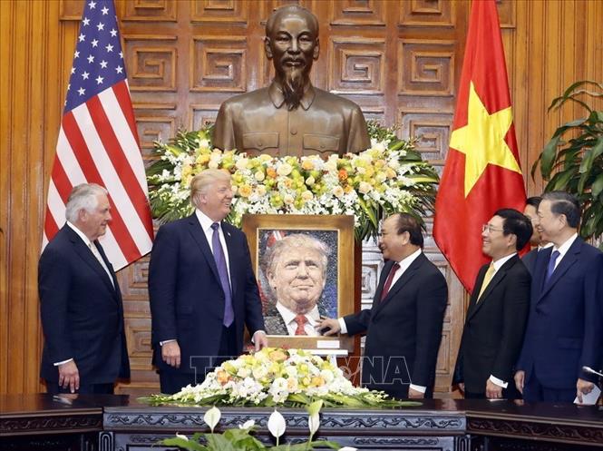 Trong ảnh: Thủ tướng Nguyễn Xuân Phúc trao tặng bức họa chân dung cho Tổng thống Hoa Kỳ Donald Trump trong chuyến thăm cấp Nhà nước tới Việt Nam và dự Hội nghị Cấp cao APEC 2017, ngày 11 - 12/11/2017. Ảnh: Thống Nhất – TTXVN
