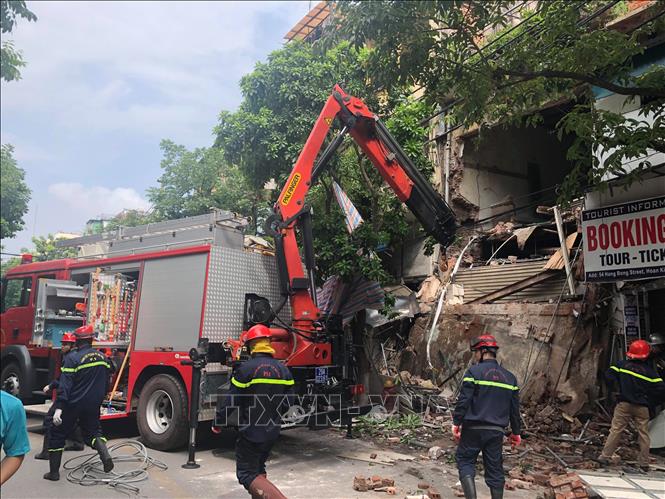 Trong ảnh: Xe cẩu được đưa đến hiện trường để xử lý sự cố. Ảnh: Huy Hùng - TTXVN