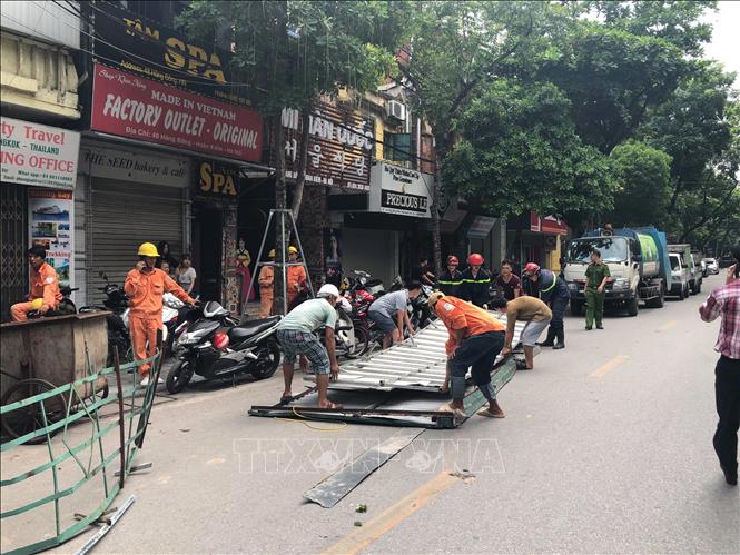 Trong ảnh: Các lực lượng chức năng có mặt tại hiện trường để xử lý sự cố. Ảnh: Huy Hùng - TTXVN