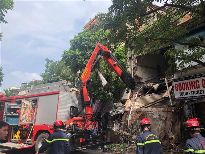 Trong ảnh: Xe cẩu được đưa đến hiện trường để xử lý sự cố. Ảnh: Huy Hùng - TTXVN