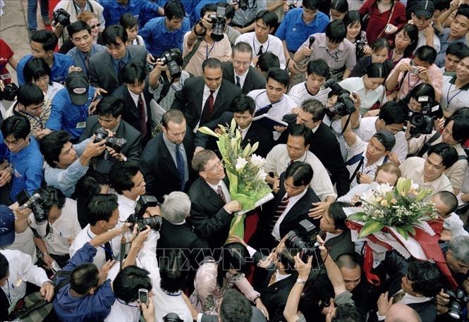 Trong ảnh: Chủ tịch Tập đoàn Microsoft Bill Gates tới thăm và giao lưu với cán bộ, giảng viên, sinh viên trường Đại học Bách khoa Hà Nội, ngày 22/4/2006. Ảnh: Bích Ngọc - TTXVN 