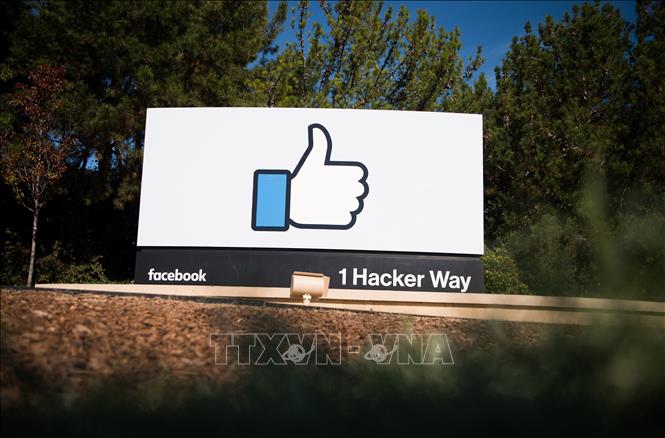 Trong ảnh: Biểu tượng Facebook tại trụ sở ở Menlo Park, California, Mỹ. Ảnh: AFP/ TTXVN