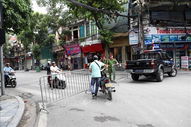 Trong ảnh: Đoạn phố Hàng Bông từ ngã tư Phủ Doãn - Hàng Bông - Đường Thành đến ngã tư Lý Quốc Sư - Hàng Bông - Hàng Hòm được tạm cấm phương tiện để khắc phục sự cố. Ảnh: Huy Hùng - TTXVN