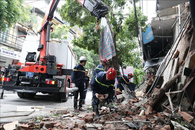 Trong ảnh: Cảnh sát PCCC số 1 đang tiến hành xử lý hiện trường. Ảnh: Huy Hùng  - TTXVN
