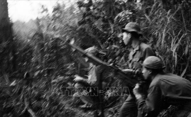 Trong ảnh: Chiến sĩ Đại đội 8 súng máy cao xạ Quân giải phóng mặt trận Khe Sanh chiến đấu với máy bay Mỹ trên điểm cao 689. Ảnh: Tư liệu - TTXVN