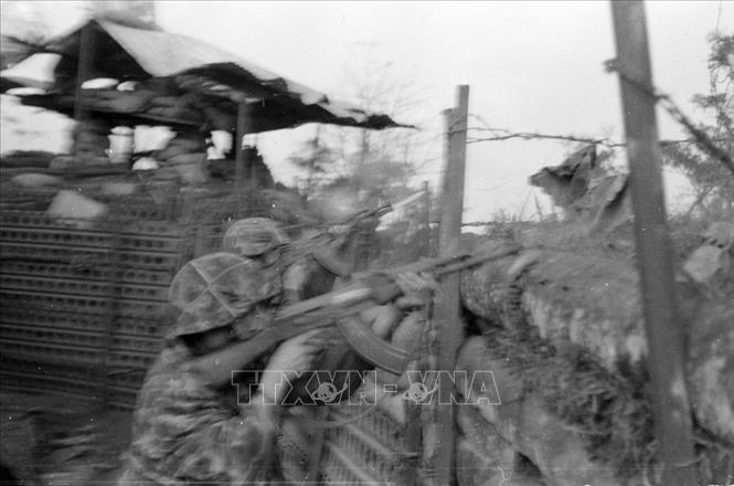 Trong ảnh: Sau khi đánh chiếm quận lỵ Hướng Hóa, các chiến sĩ quân giải phóng lợi dụng lô cốt địch để đập tan các đợt phản kích và bắn máy bay địch. Ảnh: Tư liệu TTXVN