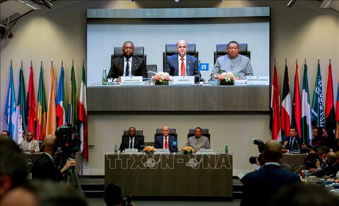 Trong ảnh: Chủ tịch OPEC, Bộ trưởng Dầu mỏ Venezuela Manuel Quevedo (giữa) và Tổng Thư ký OPEC Mohammed Barkindo (phải) chủ trì cuộc họp cấp Bộ trưởng lần thứ 6 Tổ chức các nước xuất khẩu dầu mỏ (OPEC) và các nước ngoài OPEC tại Vienna, Áo ngày 2/7/2019. Ảnh: AFP/TTXVN
