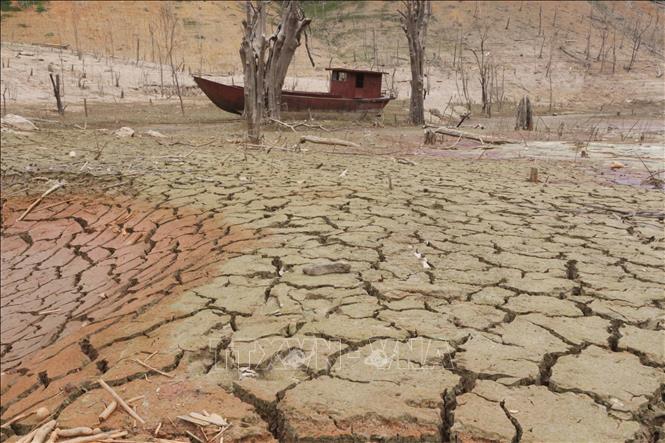 Trong ảnh: Đất dưới lòng hồ nứt nẻ, trơ đáy. Ảnh: Nguyễn Oanh-TTXVN