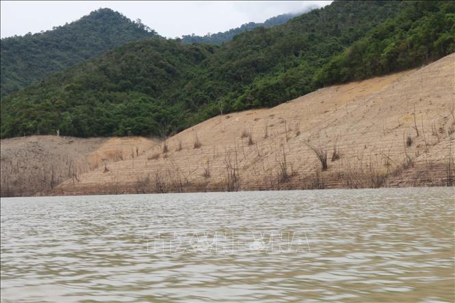 Trong ảnh: Mực nước hồ thủy điện Bản Vẽ thấp kỷ lục do phải điều tiếp nước chống hạn cho hạ du. Ảnh: Nguyễn Oanh - TTXVN