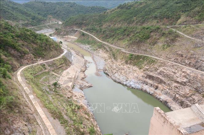 Trong ảnh: Mực nước hồ thủy điện Bản Vẽ thấp kỷ lục do phải điều tiếp nước chống hạn cho hạ du. Ảnh: Nguyễn Oanh - TTXVN