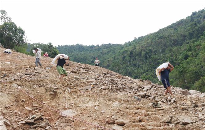 Trong ảnh: Mực nước hồ thủy điện Bản Vẽ thấp kỷ lục gây khó khăn cho đời sống, sinh hoạt của người dân. Ảnh: Nguyễn Oanh - TTXVN