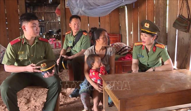 Trong ảnh: Trung tá Đinh Thị Thêu đến từng gia đình xã Chiềng Sơn để nắm tình hình và tuyên truyền, vận động nhân dân chấp hành nghiêm các chủ trương, đường lối của Đảng, pháp luật của Nhà nước. Ảnh: Nguyễn Cường - TTXVN