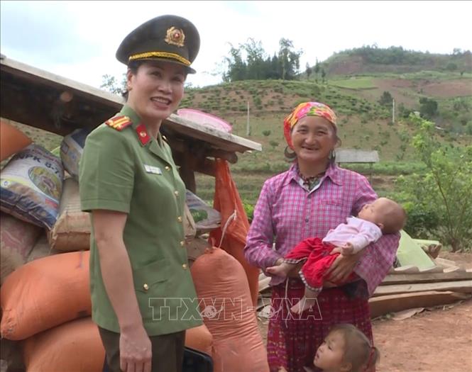 Trong ảnh: Trung tá Đinh Thị Thêu đến từng gia đình xã Chiềng Sơn để nắm tình hình và tuyên truyền, vận động nhân dân chấp hành nghiêm các chủ trương, đường lối của Đảng, pháp luật của Nhà nước. Ảnh: Nguyễn Cường - TTXVN