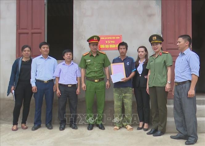 Trong ảnh: Trung tá Đinh Thị Thêu cùng lãnh đạo Công an huyện Mộc Châu, tỉnh Sơn La trao nhà Đại đoàn kết tại xã Chiềng Sơn. Ảnh: Nguyễn Cường - TTXVN