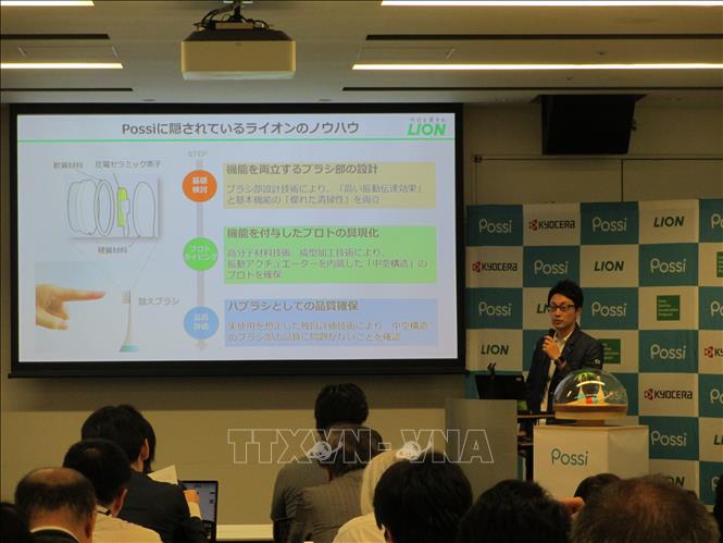 Họp báo giới thiệu nguyên mẫu bàn chải đánh răng Possi ở Tokyo. Ảnh: Đào Tùng/Phóng viên TTXVN tại Tokyo