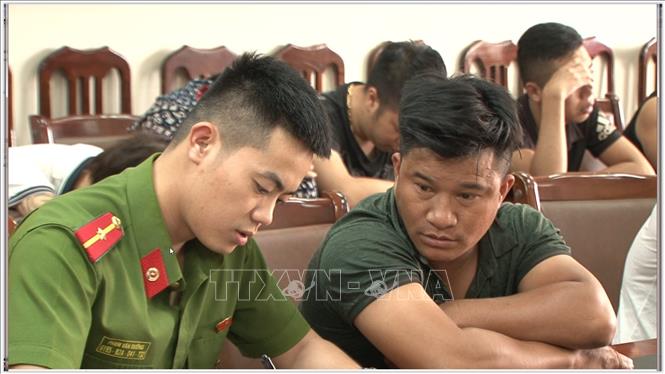  Cảnh sát hình sự Công an tỉnh Quảng Ninh đang lấy lời khai của các đối tuợng. Ảnh: TTXVN phát
