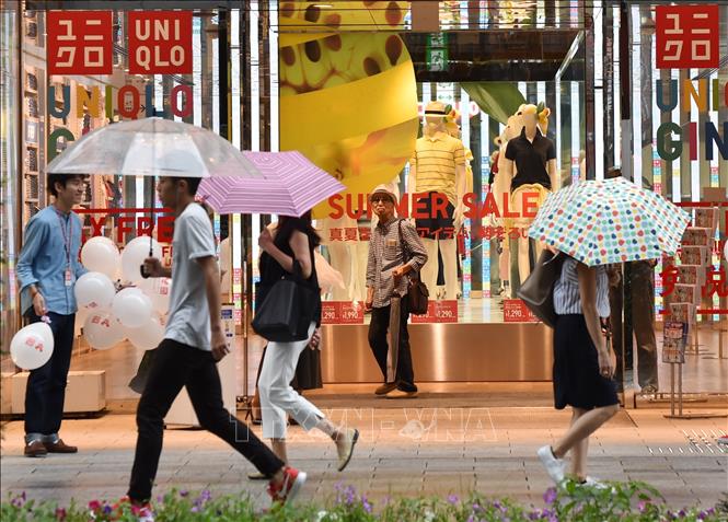 Trong ảnh: Một cửa hàng thời trang Uniqlo ở Tokyo, Nhật Bản. Ảnh: AFP/TTXVN