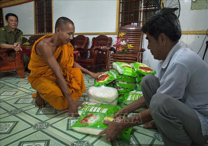Trong ảnh: Đại Đức Danh Pu chuẩn bị các phần quà từ thiện cho người nghèo. Ảnh: Hồng Đạt - TTXVN
