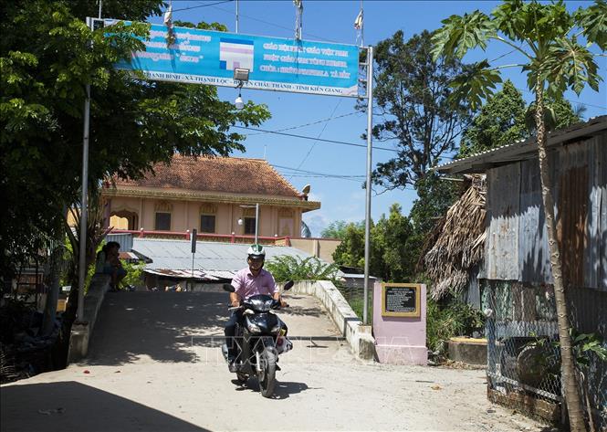 Trong ảnh: Cầu và đường dân sinh do Đại Đức Danh Pu góp phần đáng kể thay đổi diện mạo vùng đông đồng bào dân tộc Khmer huyện Châu Thành. Ảnh: Hồng Đạt - TTXVN

