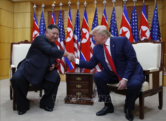 Trong ảnh: Tổng thống Mỹ Donald Trump (phải) và nhà lãnh đạo Triều Tiên Kim Jong-un trong cuộc gặp tại làng đình chiến Panmunjom ở Khu phi quân sự (DMZ), ngày 30/6/2019. Ảnh: Yonhap/ TTXVN