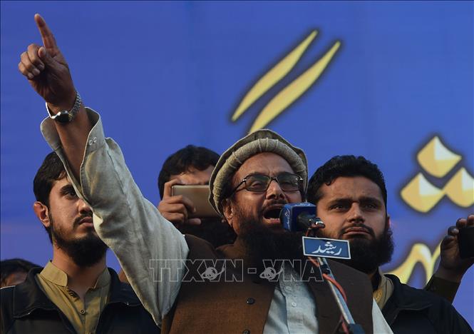Trong ảnh (tư liệu): Thủ lĩnh của nhóm phiến quân Lashkar-e-Taiba (LeT) Hafiz Saeed (giữa) phát biểu trước những người biểu tình tại Lahore, Pakistan ngày 5/2/2018. Ảnh: AFP/TTXVN