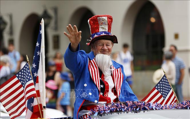 Trong ảnh: Người dân tham gia diễu hành mừng Lễ Độc lập 4/7 ở Santa Barbara, Mỹ ngày 4/7/2019. Ảnh: THX/TTXVN