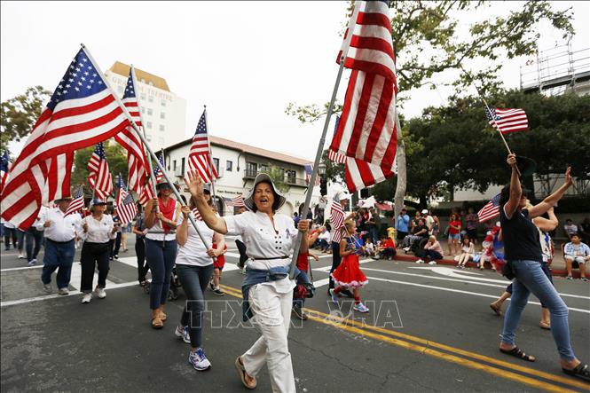 Trong ảnh: Người dân tham gia diễu hành mừng Lễ Độc lập 4/7 ở Santa Barbara, Mỹ ngày 4/7/2019. Ảnh: THX/TTXVN