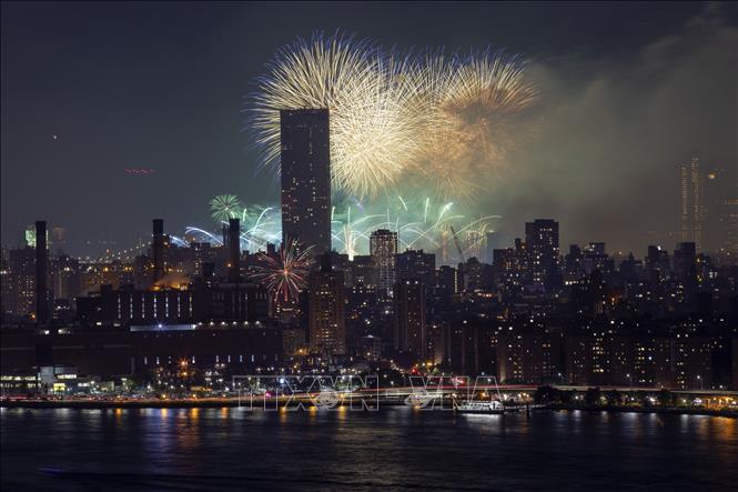 Trong ảnh: Pháo hoa mừng Quốc khánh rực rỡ bầu trời thành phố New York, Mỹ ngày 4/7/2019. Ảnh: THX/TTXVN