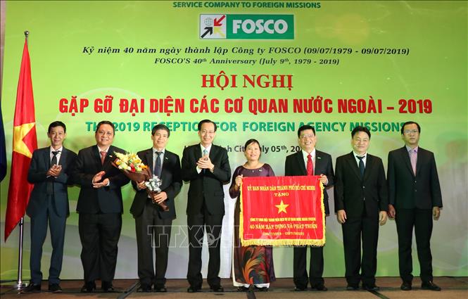 Trong ảnh: Ông Lê Thanh Liêm, Phó Chủ tịch Thường trực UBND Thành phố Hồ Chí Minh trao Cờ truyền thống của UBND Thành phố cho FOSCO. Ảnh: Xuân Khu-TTXVN
