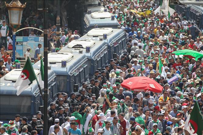 Trong ảnh: Biểu tình phản đối chính phủ lâm thời tại thủ đô Algiers,  Algeria, ngày  5/7. Ảnh: AFP/TTXVN