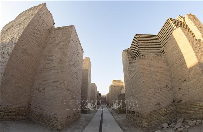 Trong ảnh:  Cổng Ishtar - cửa ngõ cổ tuyệt đẹp dẫn vào kỳ quan Babylon ở phía nam thủ đô Baghdad, Iraq. Ảnh: AFP/TTXVN