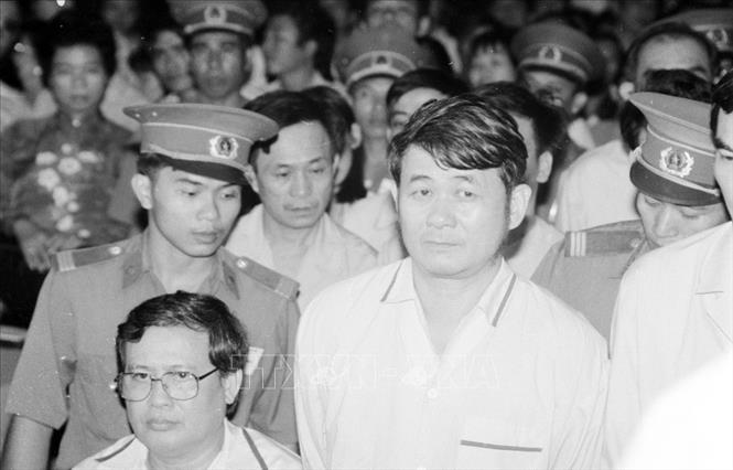 Trong ảnh: Bị cáo Lê Minh Hải, Giám đốc Công ty TNHH Dolphin Vũng Tàu và Trần Quang Vinh (đeo kính), Giám đốc Công ty TNHH Bình Giã, bị tuyên án tử hình tại phiên tòa xét xử sơ thẩm vụ án Tamexco (tháng 1/1997) - một trong những vụ án hình sự kinh tế tiêu biểu những năm 90 của thế kỷ trước, bị lực lượng An ninh kinh tế triệt phá. Ảnh: Tứ Hải - TTXVN