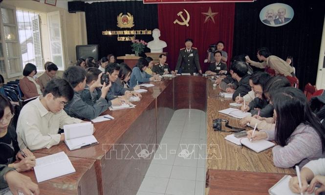 Trong ảnh: Phòng An ninh văn hóa - Công  an TP Hà Nội công bố vụ án làm giả con dấu, giấy tờ của cơ quan tổ chức để dùng làm văn bằng, giấy tờ giả  cho nhiều đối tượng thi vào đại học, xin việc, xuất khẩu lao động, tại cuộc họp báo ngày 7/4/2005. Ảnh: Tùng Lâm - TTXVN