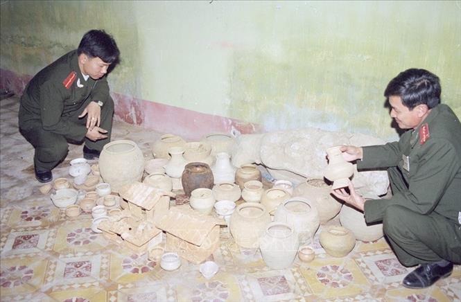 Trong ảnh: Tang vật vụ buôn bán đồ cổ trái phép bị lực lượng An ninh điều tra (Công an tỉnh Hưng Yên) thu giữ. Ảnh: Tiến Ất - TTXVN