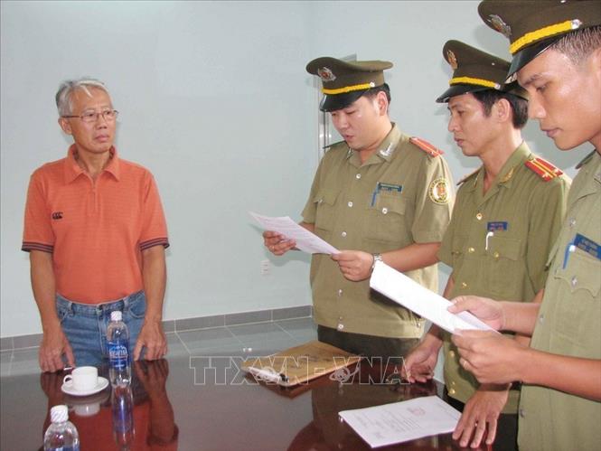 Trong ảnh: Chiều 18/5/2009, Tổng cục An ninh – Bộ Công an thực hiện quyết định trục xuất đối tượng Nguyễn Văn Bé (57 tuổi, Việt kiều Australia) do đã có hành vi tham gia tổ chức khủng bố Việt Tân, nhập cảnh Việt Nam thực hiện nhiệm vụ khảo sát tuyến, xâm nhập bất hợp pháp qua biên giới Việt Nam – Campuchia, chụp hình Tổng lãnh sự quán Mỹ tại TP Hồ Chí Minh, phục vụ cho kế hoạch khủng bố phá hoại,  phạm vào điều 84 Bộ luật Hình sự nước Cộng hòa XHCN Việt Nam. Ảnh: Thế Vinh – TTXVN