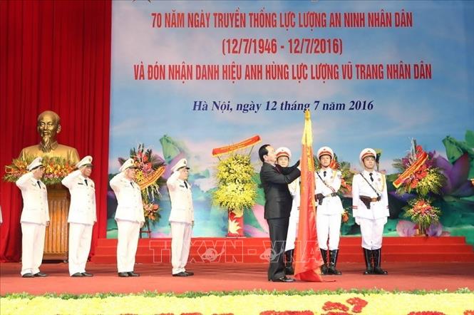 Trong ảnh: Chủ tịch nước Trần Đại Quang trao tặng Danh hiệu Anh hùng Lực lượng vũ trang nhân dân thời kỳ đổi mới cho Tổng cục An ninh nhân dân (Bộ Công an) nhân kỷ niệm 70 năm Ngày truyền thống (12/7/2016). Ảnh: Nhan Sáng-TTXVN