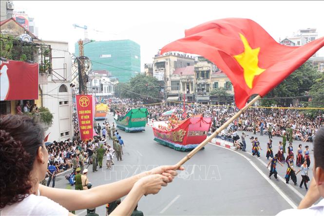 Danh hiệu “Thành phố vì hòa bình” mà Hà Nội có được nhờ vào những đóng góp tích cực của Thủ đô trong sự nghiệp đấu tranh vì hòa bình và phát triển, xây dựng thành phố. Trong ảnh: Lễ diễu binh, diễu hành chào mừng kỷ niệm 1000 năm Thăng Long - Hà Nội (10/10/1010 - 10/10/2010). Ảnh: Quang Hải - TTXVN