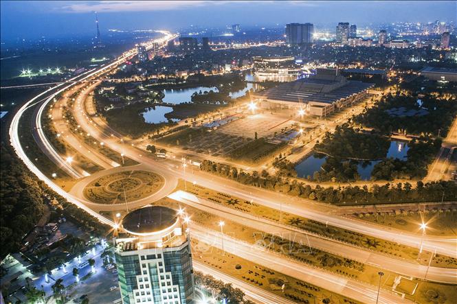Hà Nội được vinh danh “Thành phố vì hòa bình” nhờ những đóng góp tích cực của Thủ đô trong cuộc đấu tranh vì hòa bình và sự nghiệp phát triển, xây dựng thành phố, phù hợp với những tiêu chí do UNESCO đề ra. Trong ảnh: Đường Láng – Hòa Lạc. Ảnh: Trọng Đạt - TTXVN