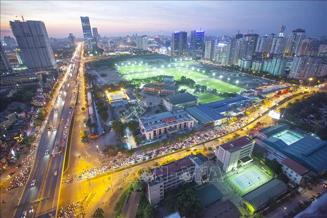 Năm 2008, Hà Nội được mở rộng địa giới hành chính với quy mô diện tích từ 924 km2 lên 3.344 km2, hạ tầng đô thị phát triển theo hướng hiện đại, đồng bộ. Trong ảnh: Nút giao đường Lê Văn Lương –  Vành đai 3 - Khuất Duy Tiến. Ảnh: Trọng Đạt - TTXVN