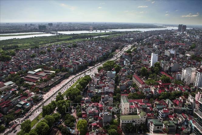 Năm 2008, Hà Nội được mở rộng địa giới hành chính với quy mô diện tích từ 924 km2 lên 3.344 km2, hạ tầng đô thị phát triển theo hướng hiện đại, đồng bộ. Trong ảnh: Quận Long Biên ngày nay. Ảnh: Trọng Đạt - TTXVN