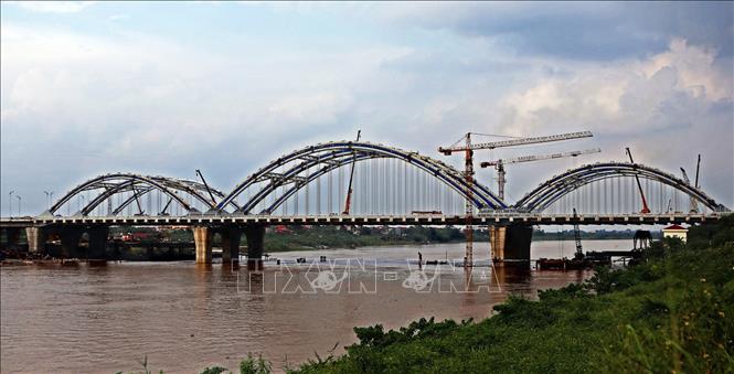 Nhiều dự án, công trình giao thông, chỉnh trang đô thị được triển khai, đưa vào sử dụng và phát huy hiệu quả. Trong ảnh: Cầu Đông Trù nhìn từ phía quận Long Biên. Ảnh: Huy Hùng - TTXVN