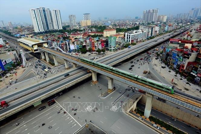Nhiều dự án, công trình giao thông, chỉnh trang đô thị được triển khai, đưa vào sử dụng và phát huy hiệu quả. Trong ảnh: Nút giao 4 tầng Khuất Duy Tiến - Nguyễn Xiển - Nguyễn Trãi, quận Thanh Xuân tạo diện mạo và đột phá mới cho mạng lưới giao thông của Thủ đô. Ảnh: Huy Hùng – TTXVN