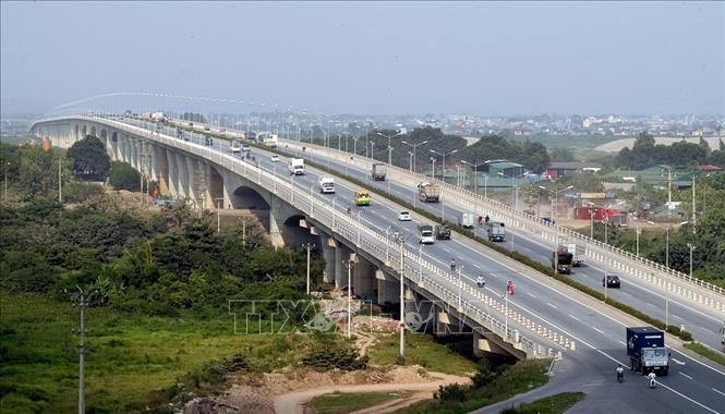Công tác quy hoạch, xây dựng và quản lý đô thị, trật tự, an toàn giao thông được tập trung chỉ đạo quyết liệt và có chuyển biến tích cực; nhiều dự án, công trình giao thông, chỉnh trang đô thị được triển khai, đưa vào sử dụng và phát huy hiệu quả. Trong ảnh: Cầu Thanh Trì, một trong 7 cây cầu lớn bắc qua sông Hồng đoạn Hà Nội, đáp ứng nhu cầu giao thông, giao thương ngày càng lớn của người dân Thủ đô. Ảnh: Anh Tôn - TTXVN