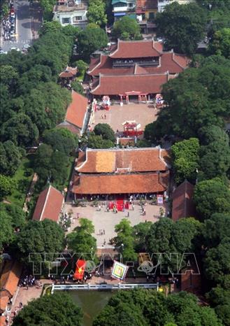 Hà Nội với 36 phố cổ và khu phố Tây kiến trúc Pháp cùng Hoàng thành Thăng Long, Văn Miếu - Quốc Tử Giám… có nhiều di sản, lễ hội văn hóa được yêu thích. Trong ảnh: Văn Miếu - Quốc Tử Giám - trường đại học đầu tiên của Việt Nam, điểm đến không thể thiếu của du khách khi tới thăm Thủ đô. Ảnh: Trọng Đức - TTXVN