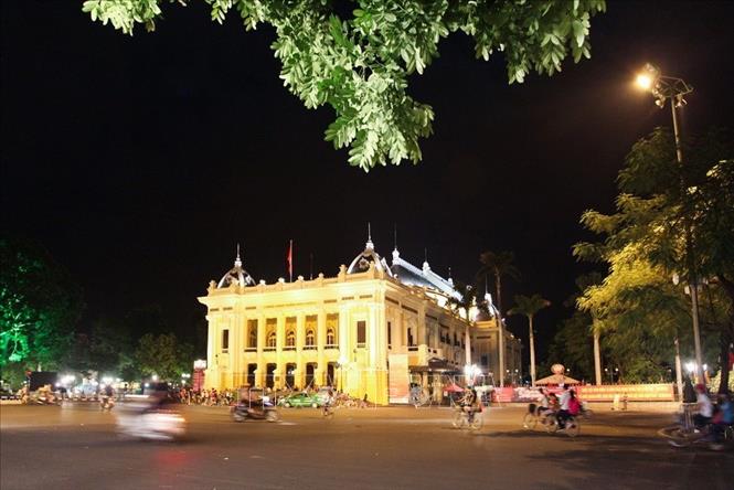 Hà Nội với 36 phố cổ và khu phố Tây kiến trúc Pháp cùng Hoàng thành Thăng Long, Văn Miếu - Quốc Tử Giám… có nhiều di sản, lễ hội văn hóa được yêu thích. Trong ảnh: Nhà hát Lớn, nơi thường xuyên diễn ra các hoạt động văn hóa, biểu diễn nghệ thuật, một di tích lịch sử nổi tiếng của Thủ đô. Ảnh: Trọng Đạt – TTXVN