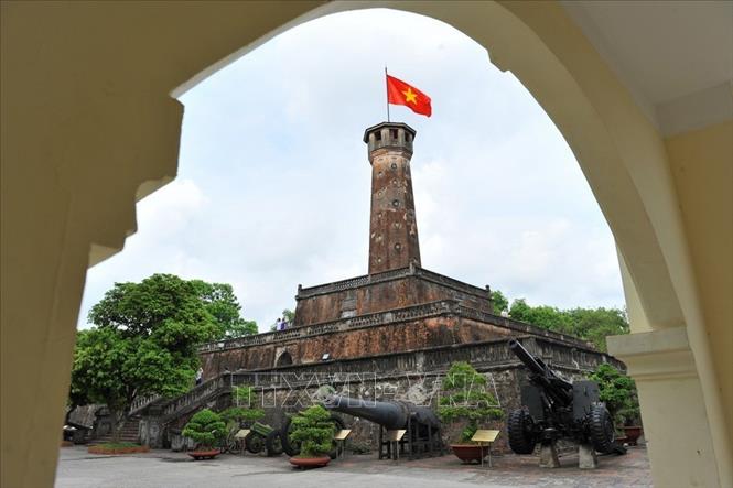 Hà Nội hơn nghìn năm tuổi có rất nhiều điểm thu hút khách du lịch với cảnh quan kiến trúc độc đáo, di sản văn hóa phong phú. Thủ đô ngày nay có hơn 5.000 di tích lịch sử, văn hóa, kiến trúc, trong đó, 1.150 đã xếp hạng cấp Quốc gia, 1.059 xếp hạng cấp Thành phố. Trong ảnh: Cột cờ Hà Nội được xây dựng năm 1812, là công trình còn nguyên vẹn và hoành tráng nhất trong quần thể di tích Hoàng thành Thăng Long. Ảnh: Minh Đức – TTXVN